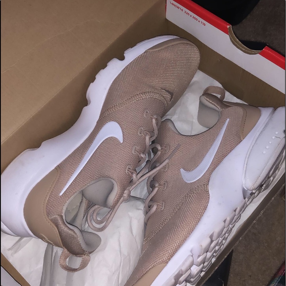 Beige Nike presto